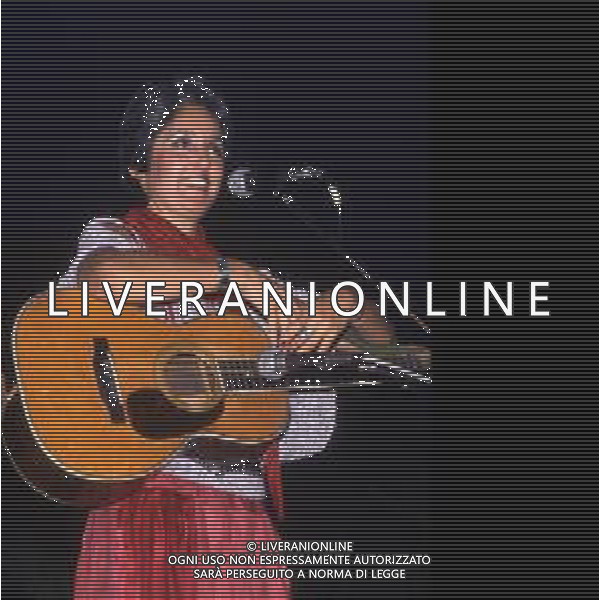 RETROSPETTIVA JOAN BAEZ CANTANTE NELLA FOTO JOAN BAEZ NELL\'ANNO 1984 AG ALDO LIVERANI SAS