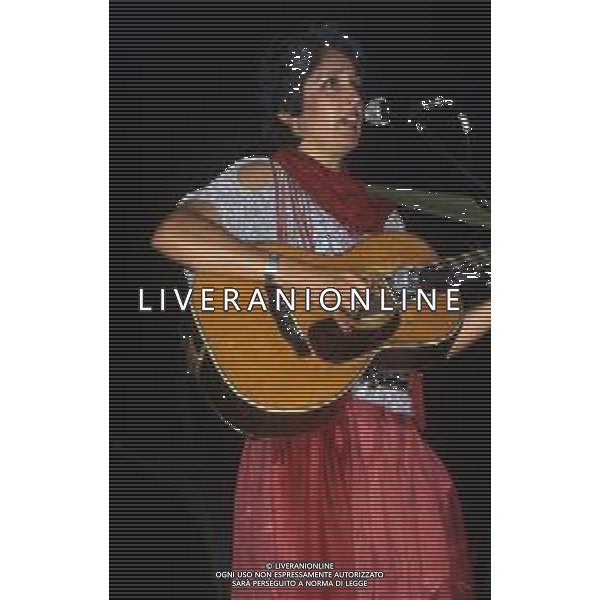 RETROSPETTIVA JOAN BAEZ CANTANTE NELLA FOTO JOAN BAEZ NELL\'ANNO 1984 AG ALDO LIVERANI SAS