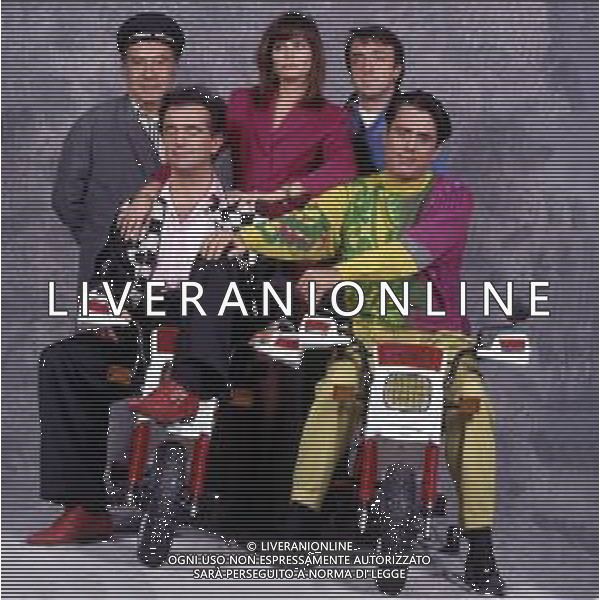RETROSPETTIVA TEO TEOCOLI ATTORE NELLA FOTO TEO TEOCOLI NELLA SERIE TELEVISIVA“ VICINI DI CASA“ A MILANO NELL\'ANNO 1991 CON ENZO CANNAVALE-GABRIELLA GOLIA-SILVIO ORLANDO E GENE GNOCCHI AG ALDO LIVERANI SAS 