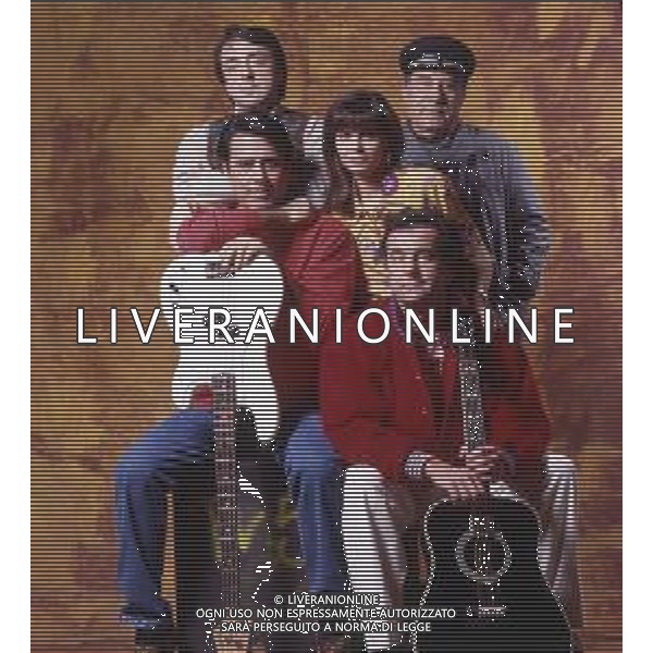 RETROSPETTIVA TEO TEOCOLI ATTORE NELLA FOTO TEO TEOCOLI NELLA SERIE TELEVISIVA“ VICINI DI CASA“ A MILANO NELL\'ANNO 1991 CON ENZO CANNAVALE-GABRIELLA GOLIA-SILVIO ORLANDO GENE GNOCCHI  AG ALDO LIVERANI SAS 