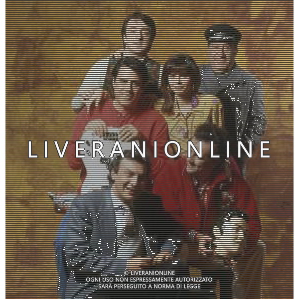 RETROSPETTIVA TEO TEOCOLI ATTORE NELLA FOTO TEO TEOCOLI NELLA SERIE TELEVISIVA“ VICINI DI CASA“ A MILANO NELL\'ANNO 1991 CON ENZO CANNAVALE-GABRIELLA GOLIA-SILVIO ORLANDO GENE GNOCCHI ----------- AG ALDO LIVERANI SAS 