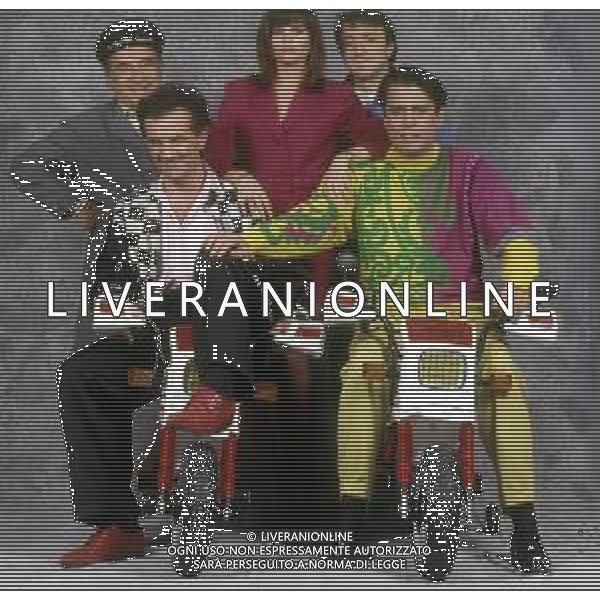 RETROSPETTIVA TEO TEOCOLI ATTORE NELLA FOTO TEO TEOCOLI NELLA SERIE TELEVISIVA“ VICINI DI CASA“ A MILANO NELL\'ANNO 1991 CON ENZO CANNAVALE-GABRIELLA GOLIA-SILVIO ORLANDO E GENE GNOCCHI AG ALDO LIVERANI SAS 