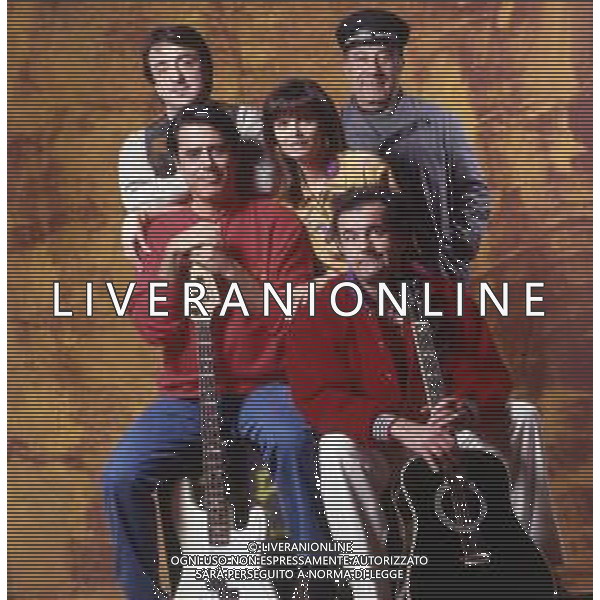 RETROSPETTIVA TEO TEOCOLI ATTORE NELLA FOTO TEO TEOCOLI NELLA SERIE TELEVISIVA“ VICINI DI CASA“ A MILANO NELL\'ANNO 1991 CON ENZO CANNAVALE-GABRIELLA GOLIA-SILVIO ORLANDO E GENE GNOCCHI AG ALDO LIVERANI SAS NNO 1991  AG ALDO LIVERANI SAS 