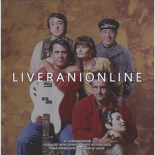 RETROSPETTIVA TEO TEOCOLI ATTORE NELLA FOTO TEO TEOCOLI NELLA SERIE TELEVISIVA“ VICINI DI CASA“ A MILANO NELL\'ANNO 1991 CON ENZO CANNAVALE-GABRIELLA GOLIA-SILVIO ORLANDO E GENE GNOCCHI AG ALDO LIVERANI SAS 