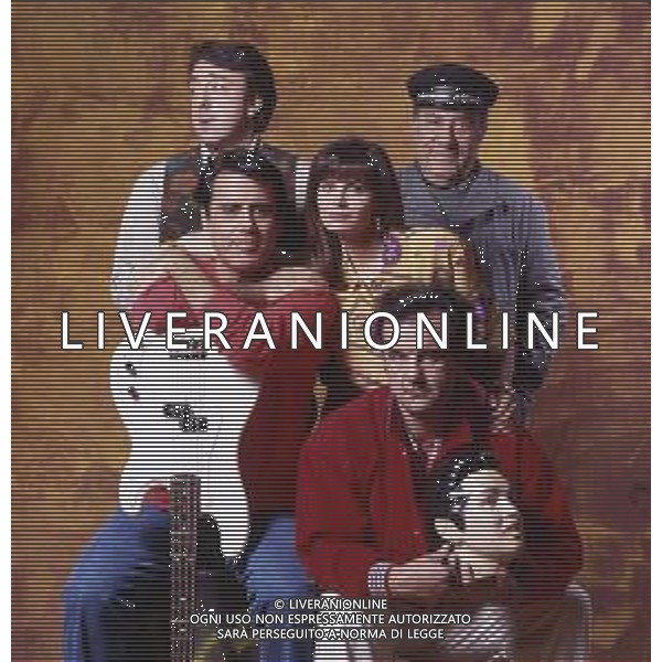 RETROSPETTIVA TEO TEOCOLI ATTORE NELLA FOTO TEO TEOCOLI NELLA SERIE TELEVISIVA“ VICINI DI CASA“ A MILANO NELL\'ANNO 1991 CON ENZO CANNAVALE-GABRIELLA GOLIA-SILVIO ORLANDO E GENE GNOCCHI AG ALDO LIVERANI SAS 