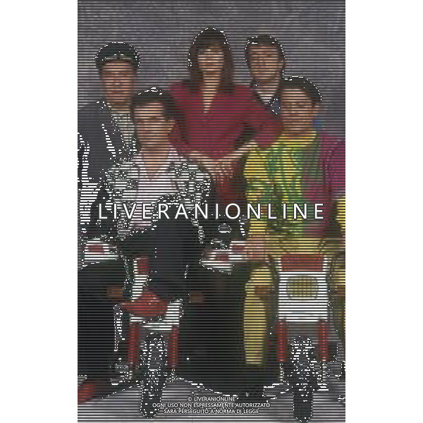 RETROSPETTIVA TEO TEOCOLI ATTORE NELLA FOTO TEO TEOCOLI NELLA SERIE TELEVISIVA“ VICINI DI CASA“ A MILANO NELL\'ANNO 1991 CON ENZO CANNAVALE-GABRIELLA GOLIA-SILVIO ORLANDO E GENE GNOCCHI AG ALDO LIVERANI SAS 