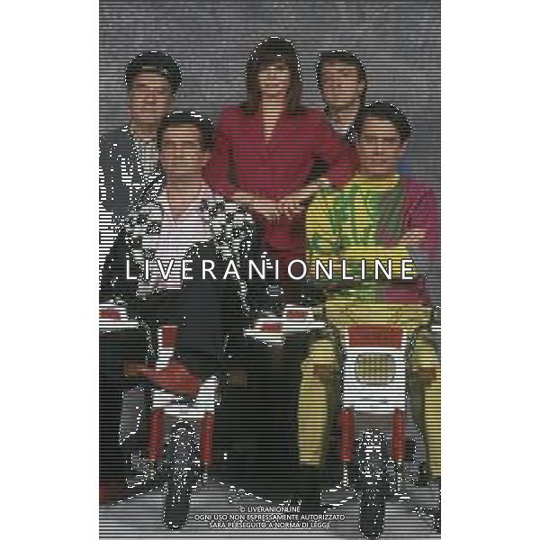 RETROSPETTIVA TEO TEOCOLI ATTORE NELLA FOTO TEO TEOCOLI NELLA SERIE TELEVISIVA“ VICINI DI CASA“ A MILANO NELL\'ANNO 1991 CON ENZO CANNAVALE-GABRIELLA GOLIA-SILVIO ORLANDO E GENE GNOCCHI AG ALDO LIVERANI SAS 