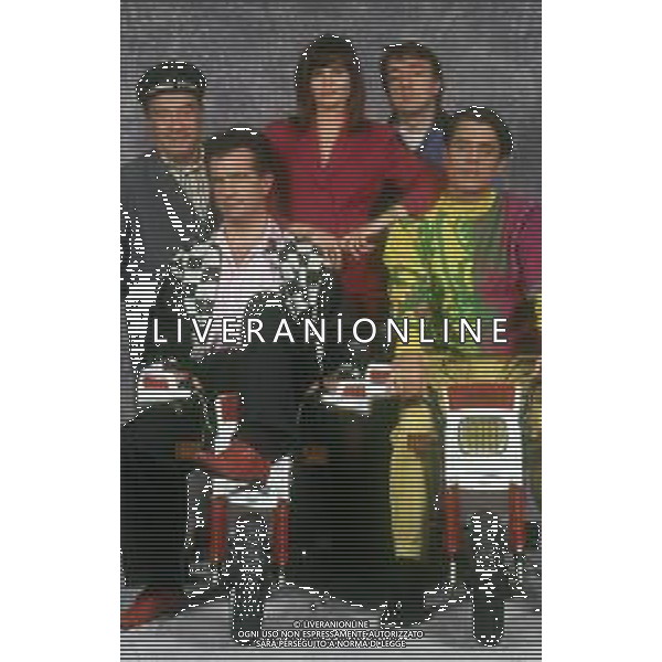 RETROSPETTIVA TEO TEOCOLI ATTORE NELLA FOTO TEO TEOCOLI NELLA SERIE TELEVISIVA“ VICINI DI CASA“ A MILANO NELL\'ANNO 1991 CON ENZO CANNAVALE-GABRIELLA GOLIA-SILVIO ORLANDO E GENE GNOCCHI AG ALDO LIVERANI SAS 