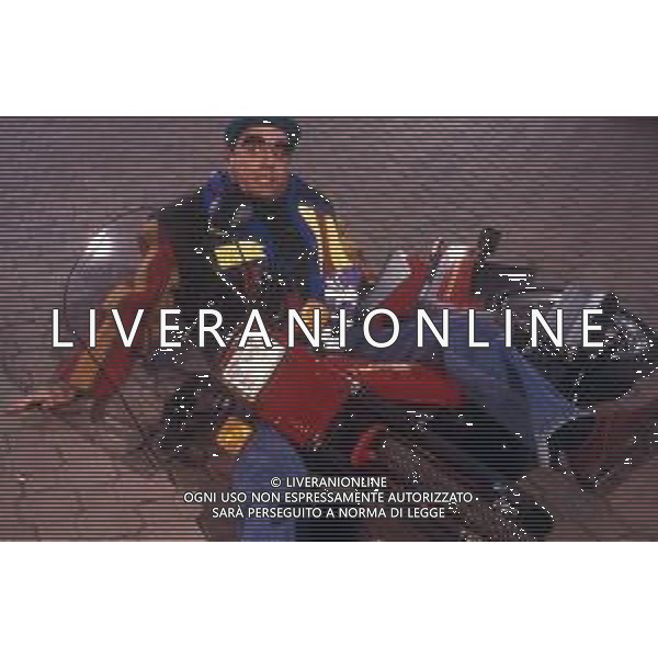 RETROSPETTIVA TEO TEOCOLI ATTORE NELLA FOTO TEO TEOCOLI NELLA SERIE TELEVISIVA“ VICINI DI CASA“ A MILANO NELL\'ANNO 1991  AG ALDO LIVERANI SAS 