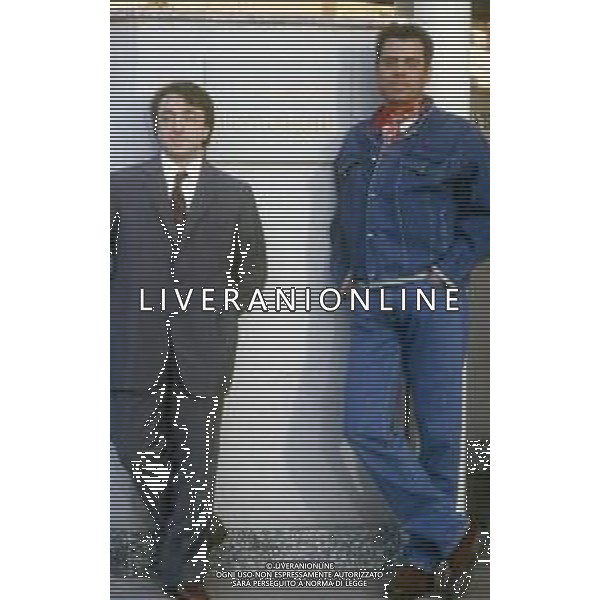 RETROSPETTIVA TEO TEOCOLI ATTORE NELLA FOTO TEO TEOCOLI NELLA SERIE TELEVISIVA“ VICINI DI CASA“ A MILANO NELL\'ANNO 1991 CON SILVIO ORLANDO AG ALDO LIVERANI SAS 