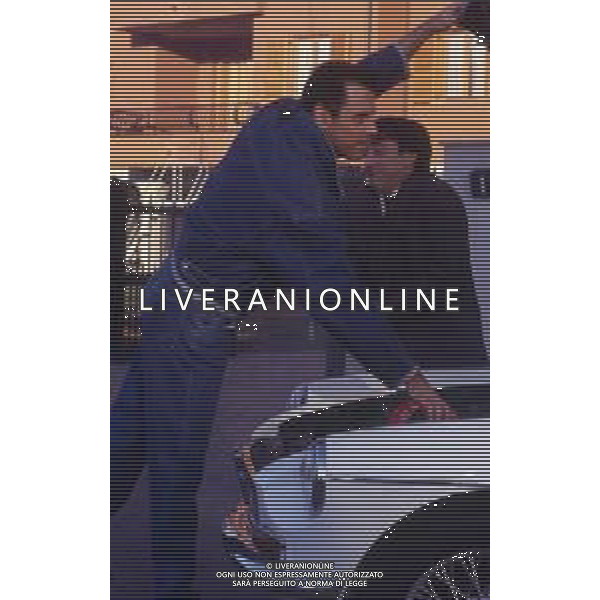 RETROSPETTIVA TEO TEOCOLI ATTORE NELLA FOTO TEO TEOCOLI NELLA SERIE TELEVISIVA“ VICINI DI CASA“ A MILANO NELL\'ANNO 1991 CON SILVIO ORLANDO AG ALDO LIVERANI SAS 