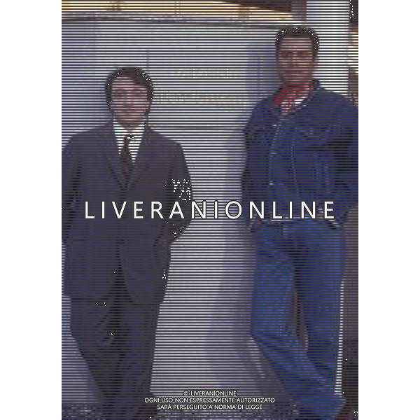 RETROSPETTIVA TEO TEOCOLI ATTORE NELLA FOTO TEO TEOCOLI NELLA SERIE TELEVISIVA“ VICINI DI CASA“ A MILANO NELL\'ANNO 1991 CON SILVIO ORLANDO AG ALDO LIVERANI SAS 