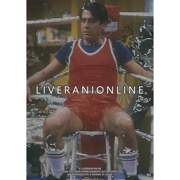 RETROSPETTIVA TEO TEOCOLI ATTORE NELLA FOTO TEO TEOCOLI NELLA SERIE TELEVISIVA“ VICINI DI CASA“ A MILANO NELL\'ANNO 1991  AG ALDO LIVERANI SAS 