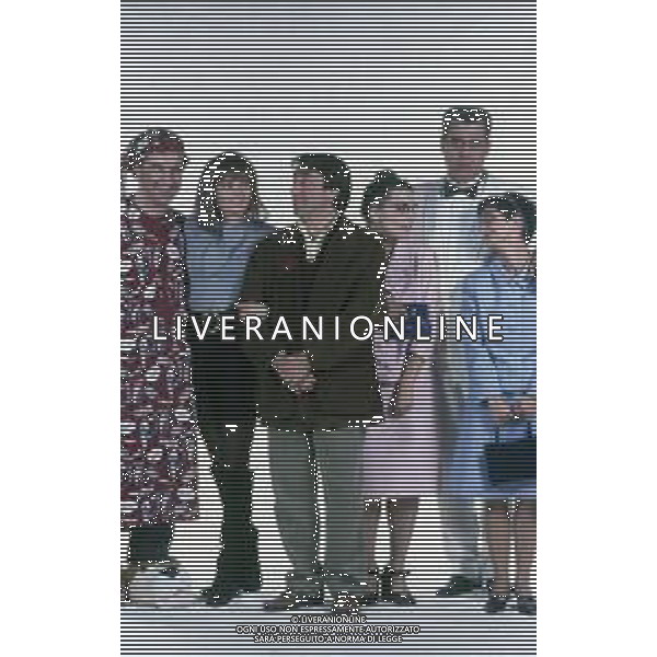 RETROSPETTIVA TEO TEOCOLI ATTORE NELLA FOTO TEO TEOCOLI NELLA SERIE TELEVISIVA“ VICINI DI CASA“ A MILANO NELL\'ANNO 1991 CON ENZO CANNAVALE-GABRIELLA GOLIA-SILVIO ORLANDO GENE GNOCCHI-OPERA COMIQUE AG ALDO LIVERANI SAS 