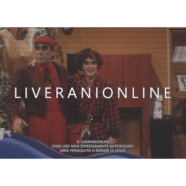 RETROSPETTIVA TEO TEOCOLI ATTORE NELLA FOTO TEO TEOCOLI NELLA SERIE TELEVISIVA“ VICINI DI CASA“ A MILANO NELL\'ANNO 1991 CON MARIA AMELIA MONTI AG ALDO LIVERANI SAS