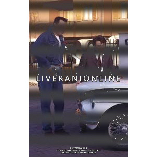 RETROSPETTIVA TEO TEOCOLI ATTORE NELLA FOTO TEO TEOCOLI NELLA SERIE TELEVISIVA“ VICINI DI CASA“ A MILANO NELL\'ANNO 1991 CON SILVIO ORLANDO AG ALDO LIVERANI SAS 