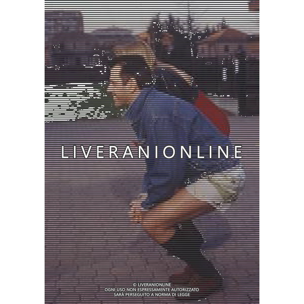 RETROSPETTIVA TEO TEOCOLI ATTORE NELLA FOTO TEO TEOCOLI NELLA SERIE TELEVISIVA“ VICINI DI CASA“ A MILANO NELL\'ANNO 1991  AG ALDO LIVERANI SAS 