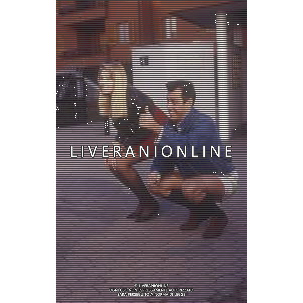 RETROSPETTIVA TEO TEOCOLI ATTORE NELLA FOTO TEO TEOCOLI NELLA SERIE TELEVISIVA“ VICINI DI CASA“ A MILANO NELL\'ANNO 1991  AG ALDO LIVERANI SAS 