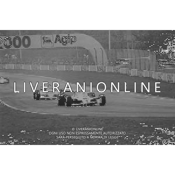 GRAN PREMIO DI SAN MARINO CAMPIONATO MONDIALE DI FORMULA 1, AUTODROMO DI IMOLA 3 MAGGIO 1981 - RETROSPETTIVA Nella foto il pilota Alan Jones su McLaren-Ford Cosworth e René Arnoux ©Archivio Giovanni Liverani/AGENZIA ALDO LIVERANI SAS