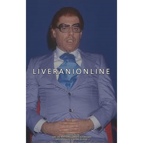 RETROSPETTIVA TEO TEOCOLI ATTORE NELLA FOTO TEO TEOCOLI IMITAZIONE DI FELICE CACCAMO NELLA TRASMISSIONE “MAI DIRE GOAL“ NELL\'ANNO 1993 AG ALDO LIVERANI SAS  