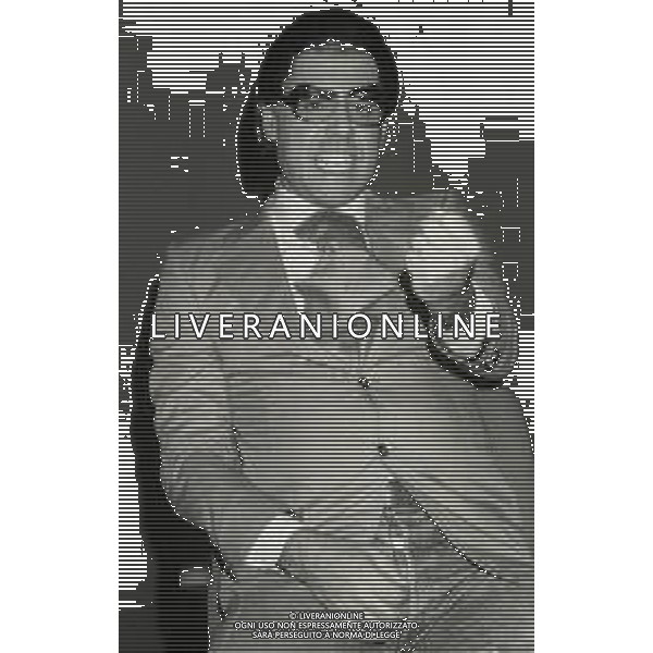 RETROSPETTIVA TEO TEOCOLI ATTORE NELLA FOTO TEO TEOCOLI IMITAZIONE DI FELICE CACCAMO NELLA TRASMISSIONE “MAI DIRE GOAL“ NELL\'ANNO 1993 AG ALDO LIVERANI SAS  