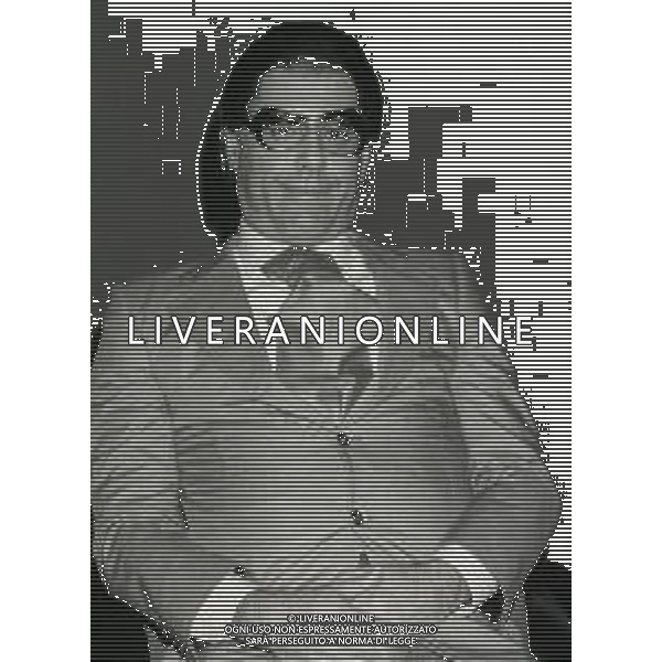 RETROSPETTIVA TEO TEOCOLI ATTORE NELLA FOTO TEO TEOCOLI IMITAZIONE DI FELICE CACCAMO NELLA TRASMISSIONE “MAI DIRE GOAL“ NELL\'ANNO 1993 AG ALDO LIVERANI SAS  