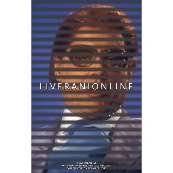 RETROSPETTIVA TEO TEOCOLI ATTORE NELLA FOTO TEO TEOCOLI IMITAZIONE DI FELICE CACCAMO NELLA TRASMISSIONE “MAI DIRE GOAL“ NELL\'ANNO 1993 AG ALDO LIVERANI SAS  