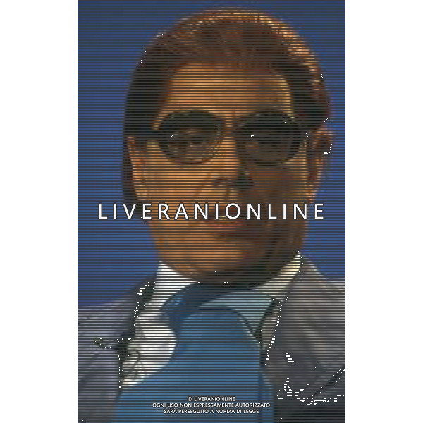 RETROSPETTIVA TEO TEOCOLI ATTORE NELLA FOTO TEO TEOCOLI IMITAZIONE DI FELICE CACCAMO NELLA TRASMISSIONE “MAI DIRE GOAL“ NELL\'ANNO 1993 AG ALDO LIVERANI SAS  