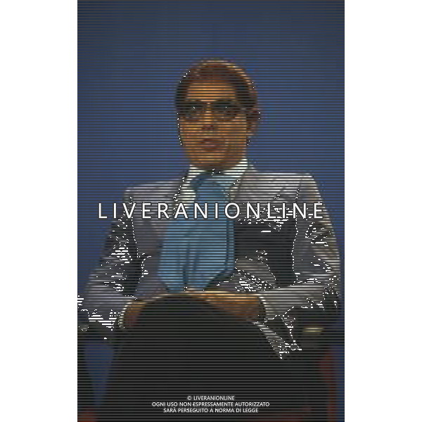 RETROSPETTIVA TEO TEOCOLI ATTORE NELLA FOTO TEO TEOCOLI IMITAZIONE DI FELICE CACCAMO NELLA TRASMISSIONE “MAI DIRE GOAL“ NELL\'ANNO 1993 AG ALDO LIVERANI SAS  