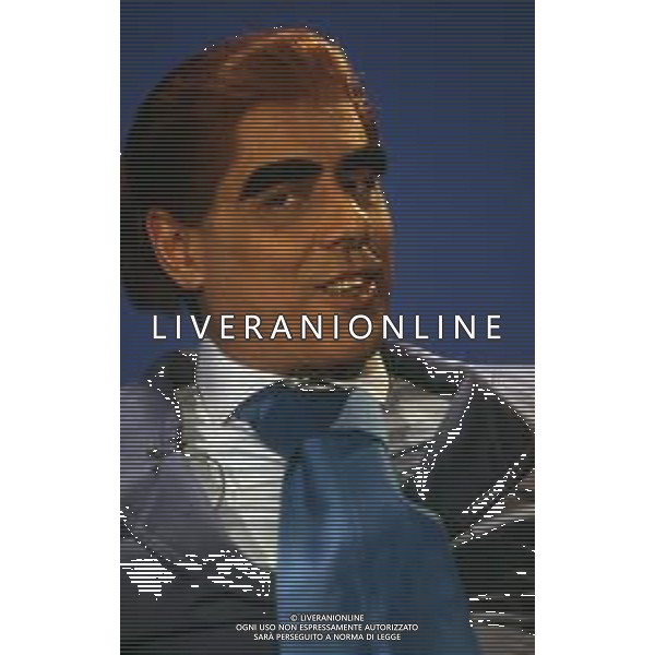 RETROSPETTIVA TEO TEOCOLI ATTORE NELLA FOTO TEO TEOCOLI IMITAZIONE DI FELICE CACCAMO NELLA TRASMISSIONE “MAI DIRE GOAL“ NELL\'ANNO 1993 AG ALDO LIVERANI SAS  