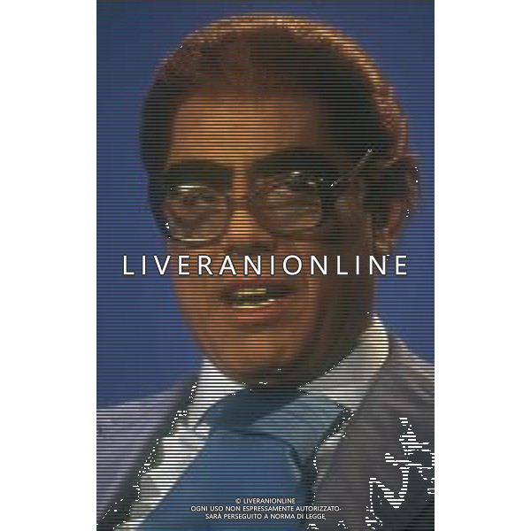 RETROSPETTIVA TEO TEOCOLI ATTORE NELLA FOTO TEO TEOCOLI IMITAZIONE DI FELICE CACCAMO NELLA TRASMISSIONE “MAI DIRE GOAL“ NELL\'ANNO 1993 AG ALDO LIVERANI SAS  
