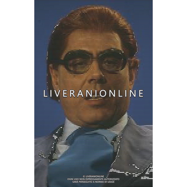 RETROSPETTIVA TEO TEOCOLI ATTORE NELLA FOTO TEO TEOCOLI IMITAZIONE DI FELICE CACCAMO NELLA TRASMISSIONE “MAI DIRE GOAL“ NELL\'ANNO 1993 AG ALDO LIVERANI SAS  