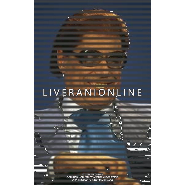 RETROSPETTIVA TEO TEOCOLI ATTORE NELLA FOTO TEO TEOCOLI IMITAZIONE DI FELICE CACCAMO NELLA TRASMISSIONE “MAI DIRE GOAL“ NELL\'ANNO 1993 AG ALDO LIVERANI SAS  