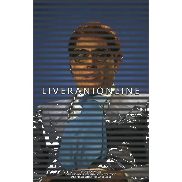 RETROSPETTIVA TEO TEOCOLI ATTORE NELLA FOTO TEO TEOCOLI IMITAZIONE DI FELICE CACCAMO NELLA TRASMISSIONE “MAI DIRE GOAL“ NELL\'ANNO 1993 AG ALDO LIVERANI SAS  