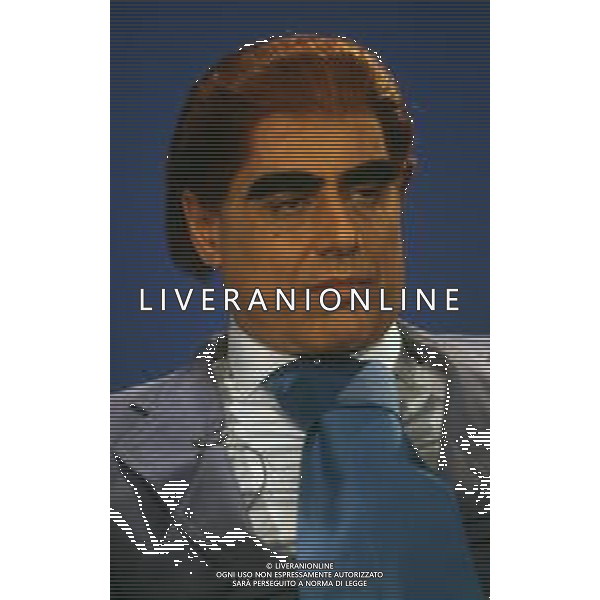 RETROSPETTIVA TEO TEOCOLI ATTORE NELLA FOTO TEO TEOCOLI IMITAZIONE DI FELICE CACCAMO NELLA TRASMISSIONE “MAI DIRE GOAL“ NELL\'ANNO 1993 AG ALDO LIVERANI SAS  