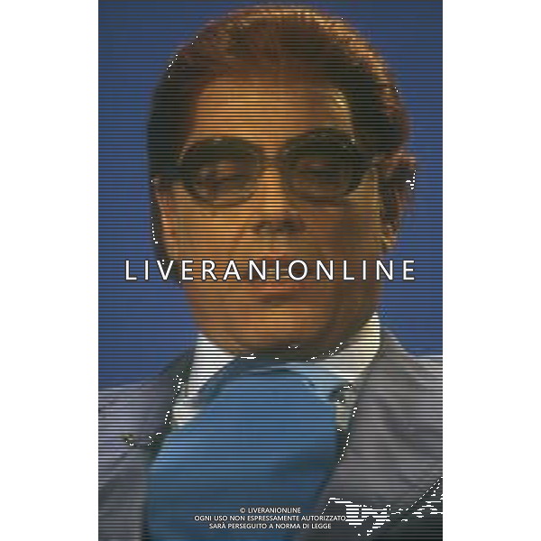 RETROSPETTIVA TEO TEOCOLI ATTORE NELLA FOTO TEO TEOCOLI IMITAZIONE DI FELICE CACCAMO NELLA TRASMISSIONE “MAI DIRE GOAL“ NELL\'ANNO 1993 AG ALDO LIVERANI SAS  