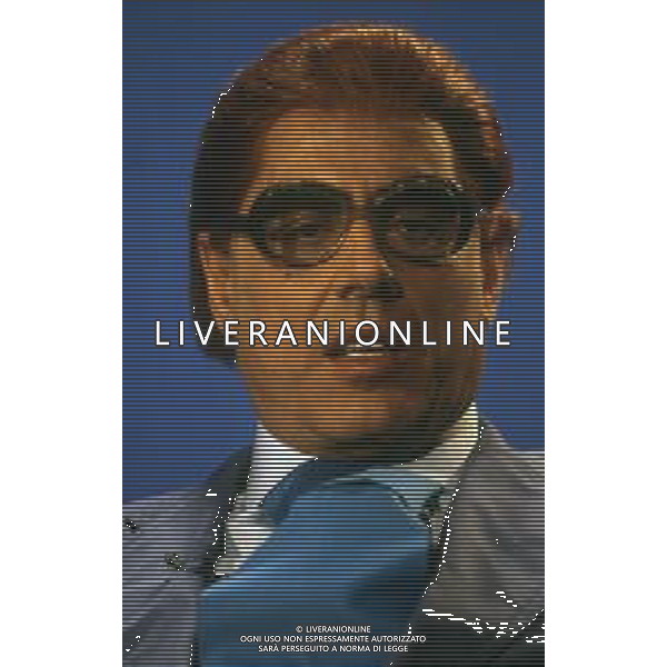 RETROSPETTIVA TEO TEOCOLI ATTORE NELLA FOTO TEO TEOCOLI IMITAZIONE DI FELICE CACCAMO NELLA TRASMISSIONE “MAI DIRE GOAL“ NELL\'ANNO 1993 AG ALDO LIVERANI SAS  