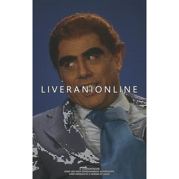 RETROSPETTIVA TEO TEOCOLI ATTORE NELLA FOTO TEO TEOCOLI IMITAZIONE DI FELICE CACCAMO NELLA TRASMISSIONE “MAI DIRE GOAL“ NELL\'ANNO 1993 AG ALDO LIVERANI SAS  