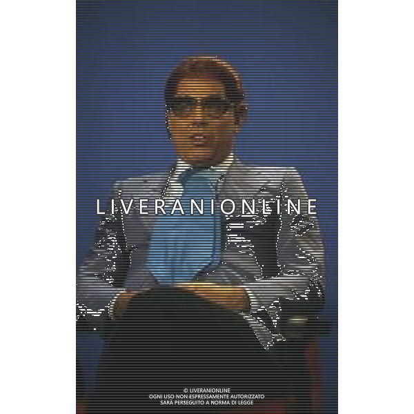 RETROSPETTIVA TEO TEOCOLI ATTORE NELLA FOTO TEO TEOCOLI IMITAZIONE DI FELICE CACCAMO NELLA TRASMISSIONE “MAI DIRE GOAL“ NELL\'ANNO 1993 AG ALDO LIVERANI SAS  