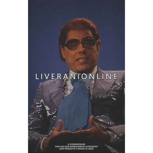 RETROSPETTIVA TEO TEOCOLI ATTORE NELLA FOTO TEO TEOCOLI IMITAZIONE DI FELICE CACCAMO NELLA TRASMISSIONE “MAI DIRE GOAL“ NELL\'ANNO 1993 AG ALDO LIVERANI SAS  