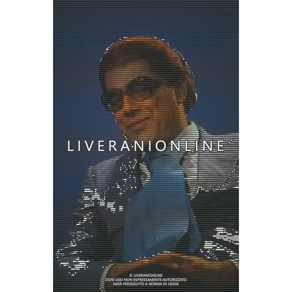 RETROSPETTIVA TEO TEOCOLI ATTORE NELLA FOTO TEO TEOCOLI IMITAZIONE DI FELICE CACCAMO NELLA TRASMISSIONE “MAI DIRE GOAL“ NELL\'ANNO 1993 AG ALDO LIVERANI SAS  