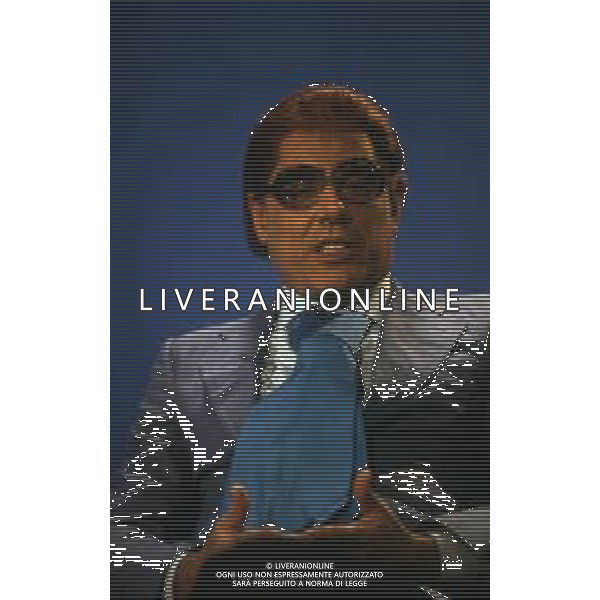 RETROSPETTIVA TEO TEOCOLI ATTORE NELLA FOTO TEO TEOCOLI IMITAZIONE DI FELICE CACCAMO NELLA TRASMISSIONE “MAI DIRE GOAL“ NELL\'ANNO 1993 AG ALDO LIVERANI SAS  