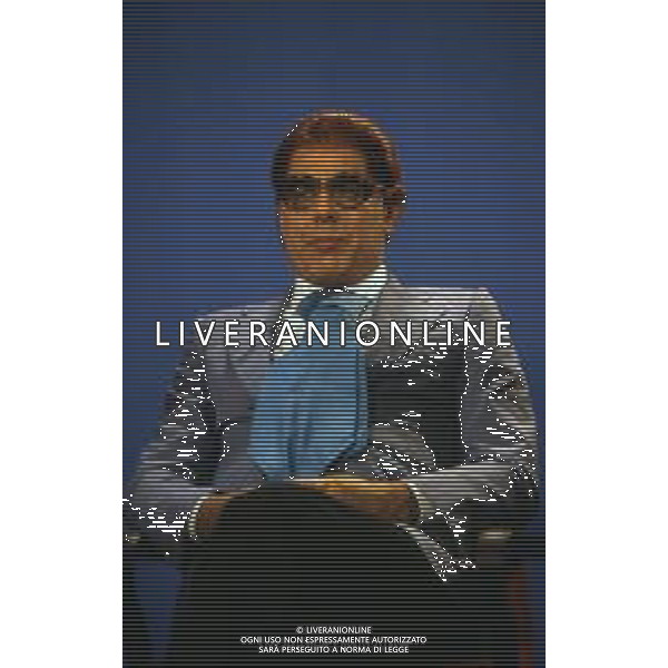 RETROSPETTIVA TEO TEOCOLI ATTORE NELLA FOTO TEO TEOCOLI IMITAZIONE DI FELICE CACCAMO NELLA TRASMISSIONE “MAI DIRE GOAL“ NELL\'ANNO 1993 AG ALDO LIVERANI SAS  