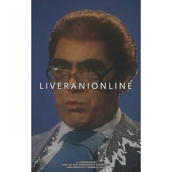 RETROSPETTIVA TEO TEOCOLI ATTORE NELLA FOTO TEO TEOCOLI IMITAZIONE DI FELICE CACCAMO NELLA TRASMISSIONE “MAI DIRE GOAL“ NELL\'ANNO 1993 AG ALDO LIVERANI SAS  