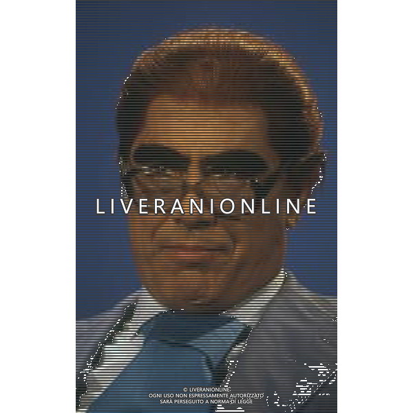 RETROSPETTIVA TEO TEOCOLI ATTORE NELLA FOTO TEO TEOCOLI IMITAZIONE DI FELICE CACCAMO NELLA TRASMISSIONE “MAI DIRE GOAL“ NELL\'ANNO 1993 AG ALDO LIVERANI SAS  