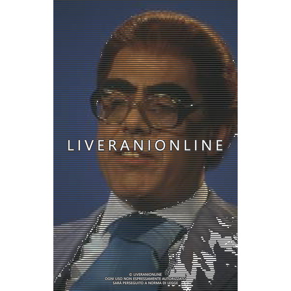 RETROSPETTIVA TEO TEOCOLI ATTORE NELLA FOTO TEO TEOCOLI IMITAZIONE DI FELICE CACCAMO NELLA TRASMISSIONE “MAI DIRE GOAL“ NELL\'ANNO 1993 AG ALDO LIVERANI SAS  