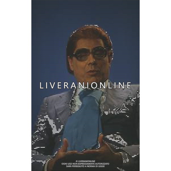 RETROSPETTIVA TEO TEOCOLI ATTORE NELLA FOTO TEO TEOCOLI IMITAZIONE DI FELICE CACCAMO NELLA TRASMISSIONE “MAI DIRE GOAL“ NELL\'ANNO 1993 AG ALDO LIVERANI SAS  