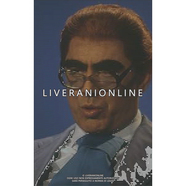 RETROSPETTIVA TEO TEOCOLI ATTORE NELLA FOTO TEO TEOCOLI IMITAZIONE DI FELICE CACCAMO NELLA TRASMISSIONE “MAI DIRE GOAL“ NELL\'ANNO 1993 AG ALDO LIVERANI SAS  