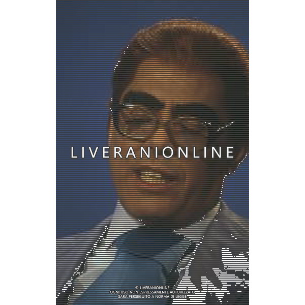 RETROSPETTIVA TEO TEOCOLI ATTORE NELLA FOTO TEO TEOCOLI IMITAZIONE DI FELICE CACCAMO NELLA TRASMISSIONE “MAI DIRE GOAL“ NELL\'ANNO 1993 AG ALDO LIVERANI SAS  