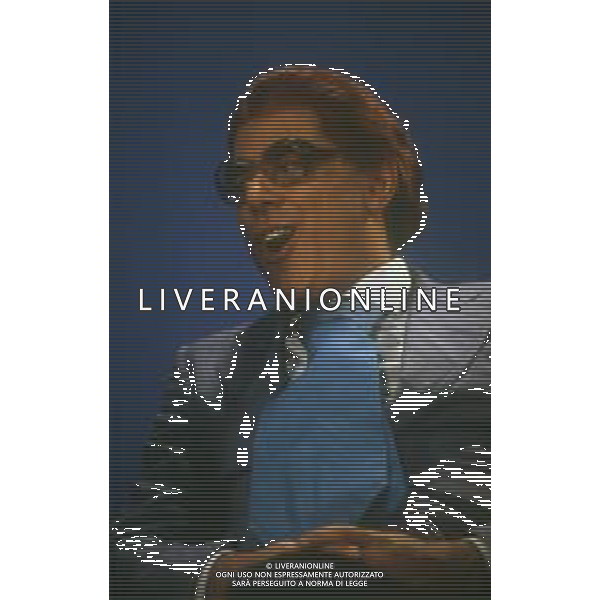 RETROSPETTIVA TEO TEOCOLI ATTORE NELLA FOTO TEO TEOCOLI IMITAZIONE DI FELICE CACCAMO NELLA TRASMISSIONE “MAI DIRE GOAL“ NELL\'ANNO 1993 AG ALDO LIVERANI SAS  
